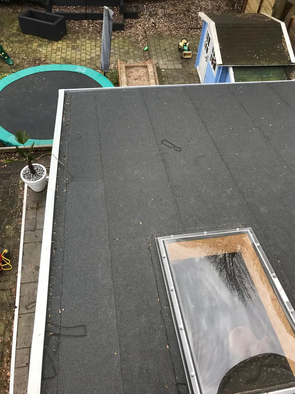 Bitumen plat dak met lichtstraat