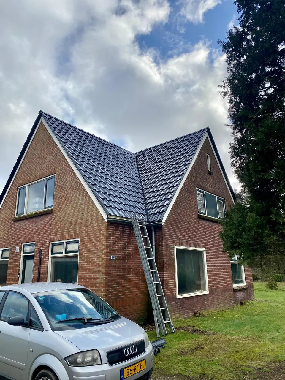 Woning na dakrenovatie met nieuwe dakpannen