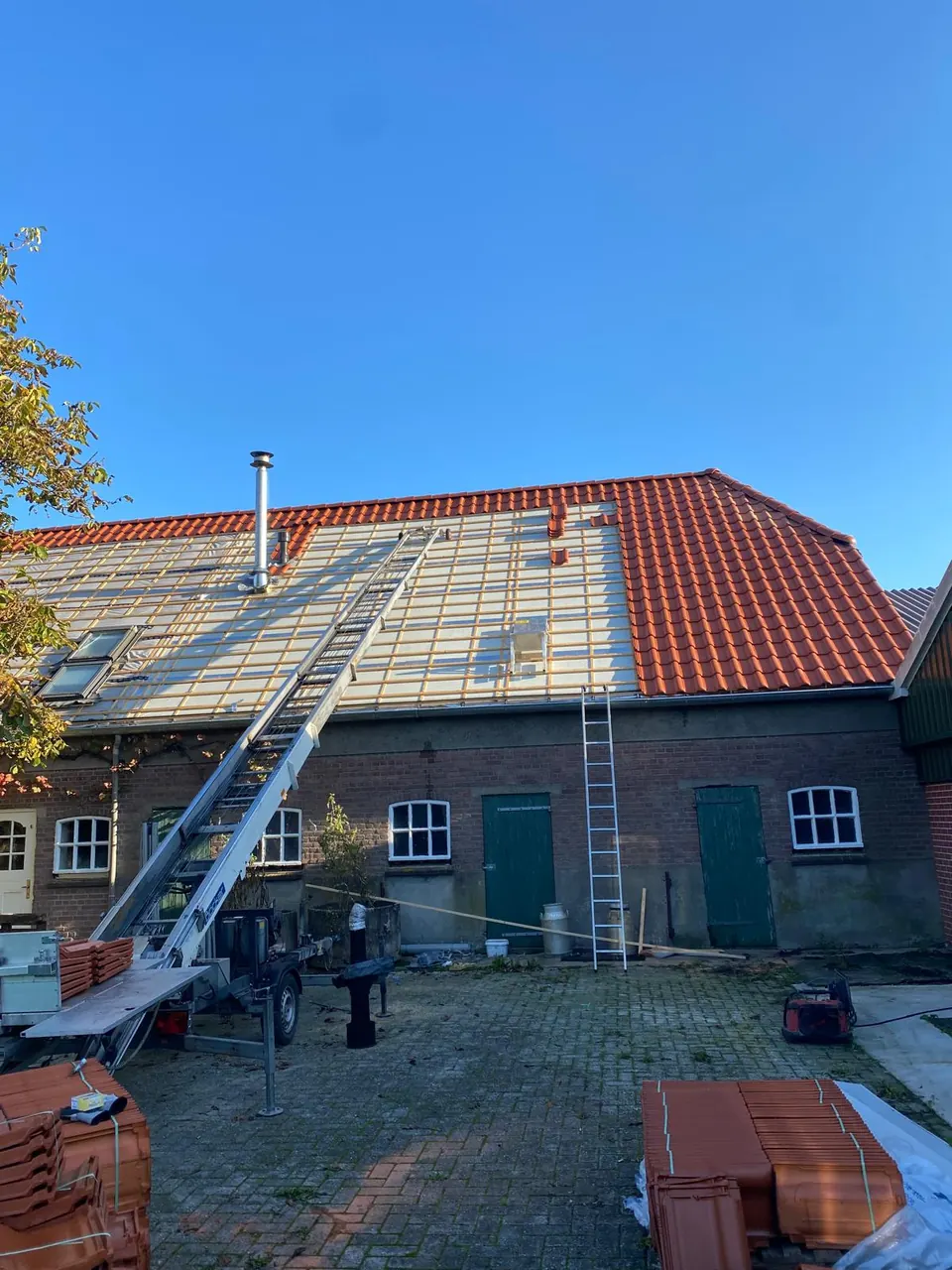 Oud pannendak gestript tijdens een dakrenovatie