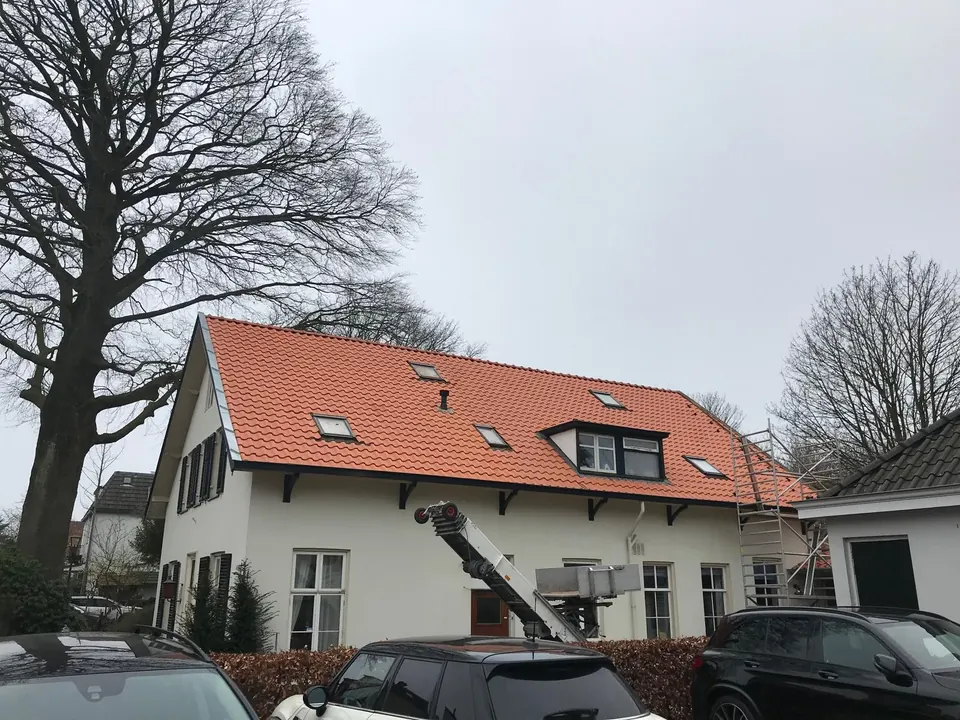 Woning met nieuw dak van rode dakpannen