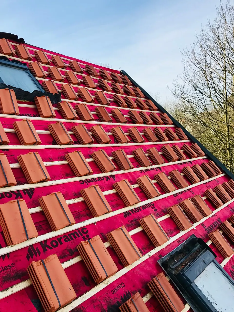 Nieuwe dampopen folie en panlatten bij een dakrenovatie