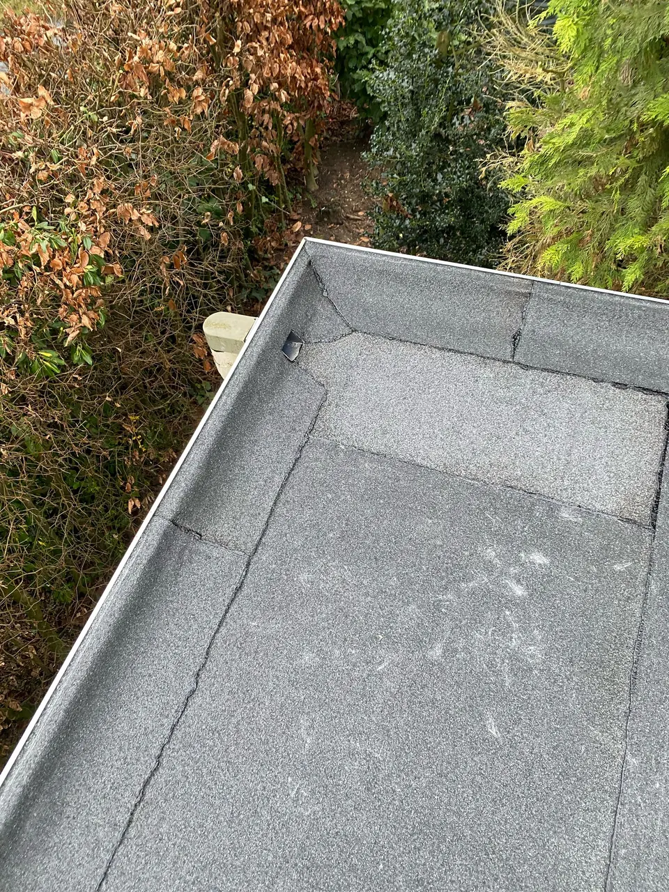 Strak afgewerkte dakrand van een plat dak