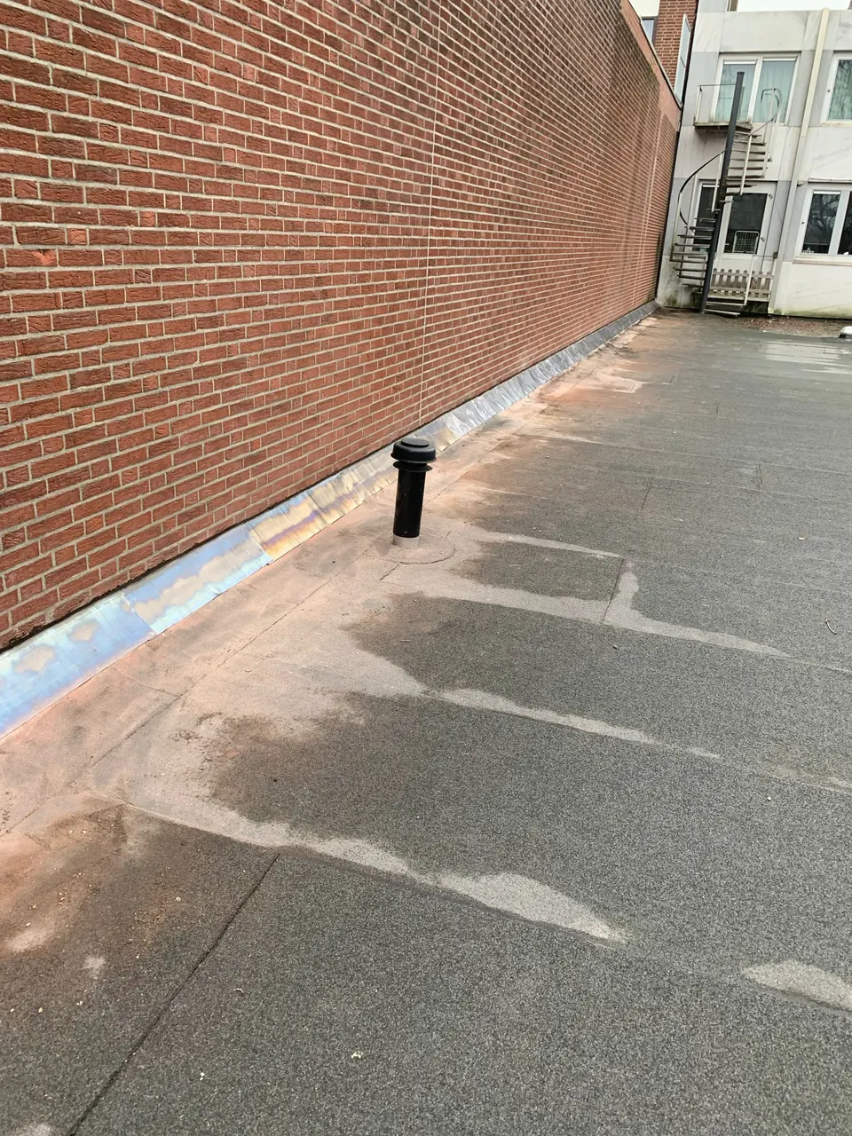 Waterdichte aansluiting tussen dak en gevel