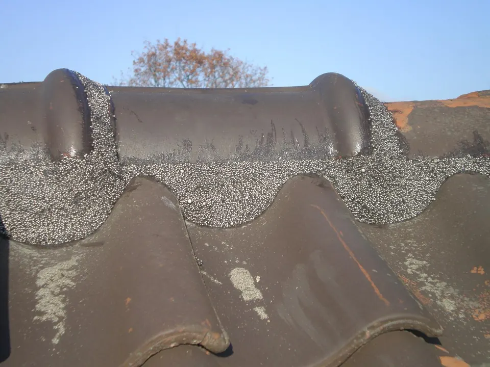 Detail van nokvorsten met nieuwe elastische dakmortel