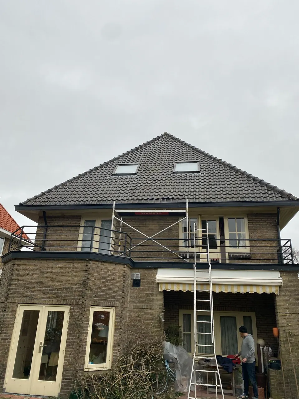 Woning waar de schoorsteen wordt verwijderd