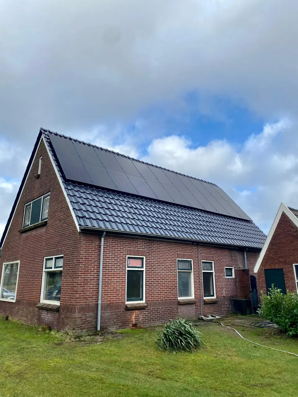 Vernieuwd pannendak met zonnepanelen