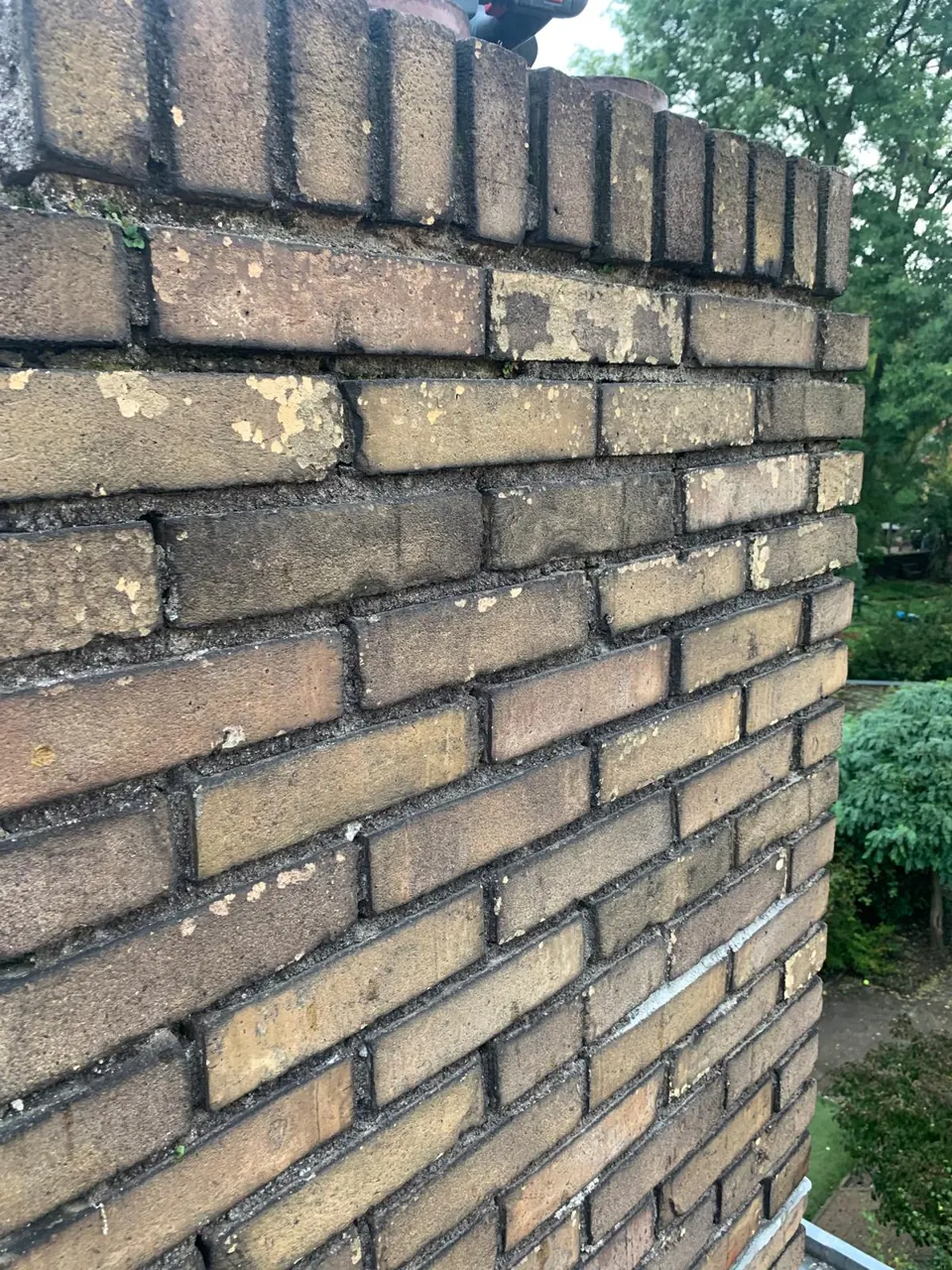 Schoorsteen met vernieuwd voegwerk
