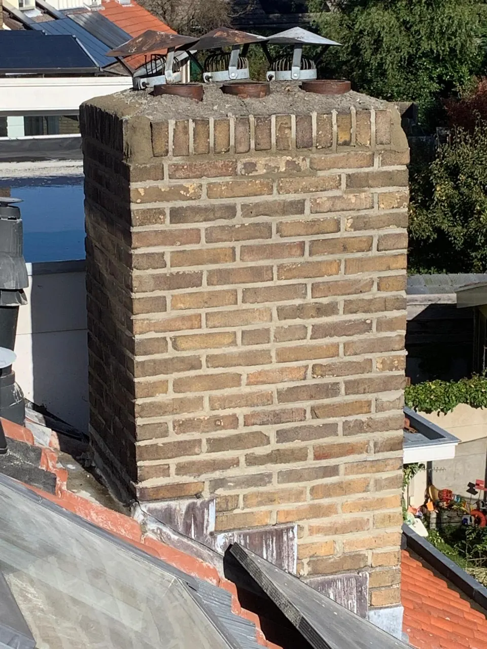 Strak voegwerk op een gemetselde schoorsteen