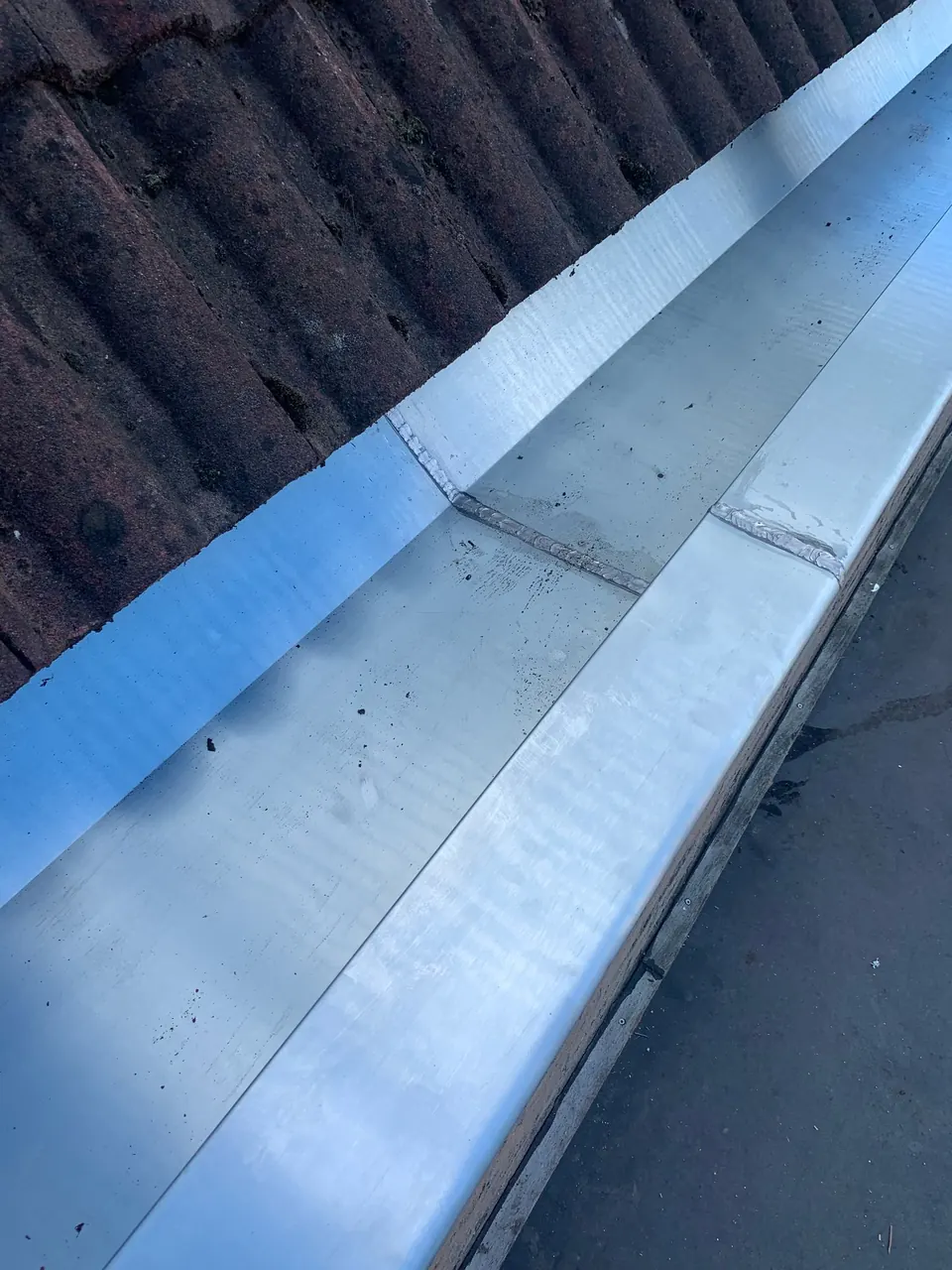 Nieuwe zinken dakgoot